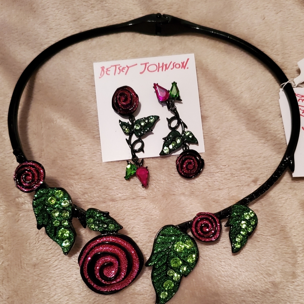 ❤️❤️Sold❤️❤️BETSEY JOHNSON BETSEYVILLA ROSE HINGE COLLAR PINK